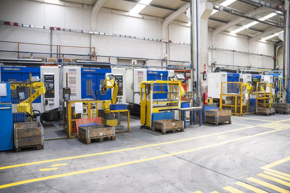 CNC machining floor with robotic loading at Kale Pres