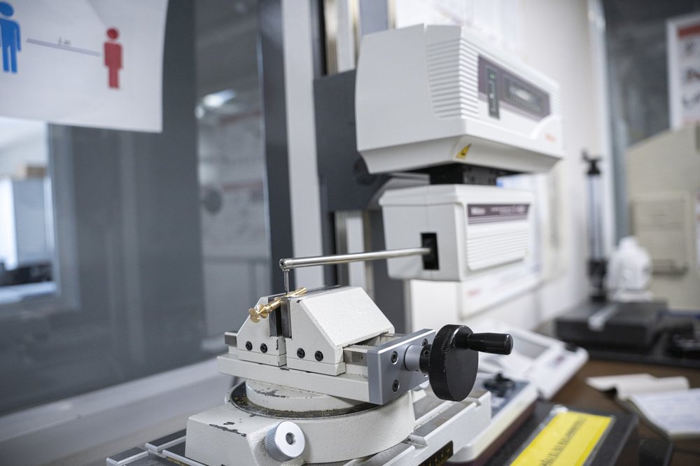 Precision measurement gauge station in the quality lab